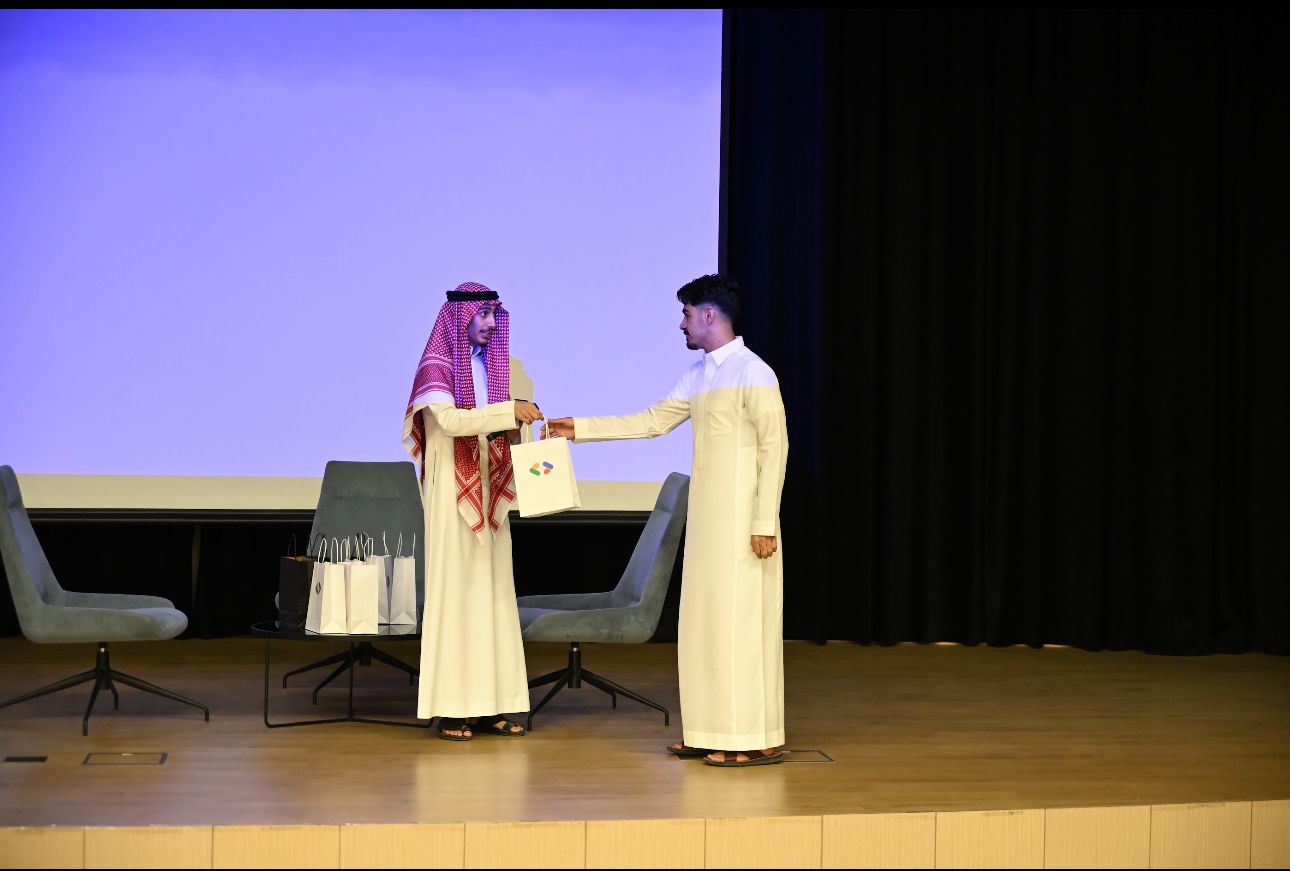 تكريم أحد المشاركين وتسليم هدية النادي على المسرح