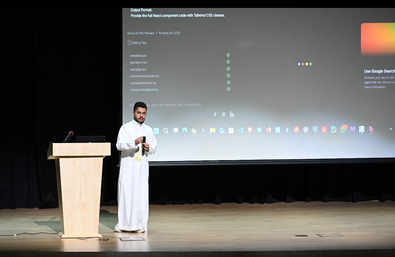 متحدّث من النادي يشرح بناء واجهات React على المسرح