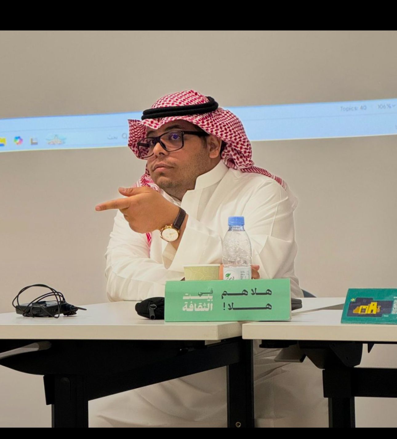 أحد أعضاء النادي في جلسة حوارية مع الحضور